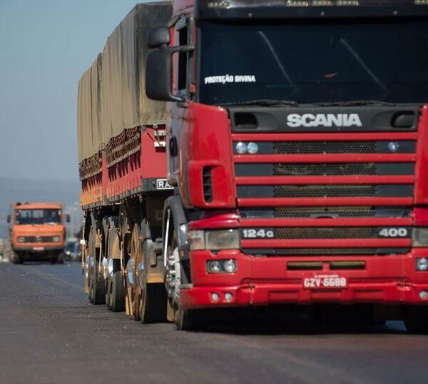 Motoristas de caminhões, ônibus e vans sem exame toxicológico pagarão multa