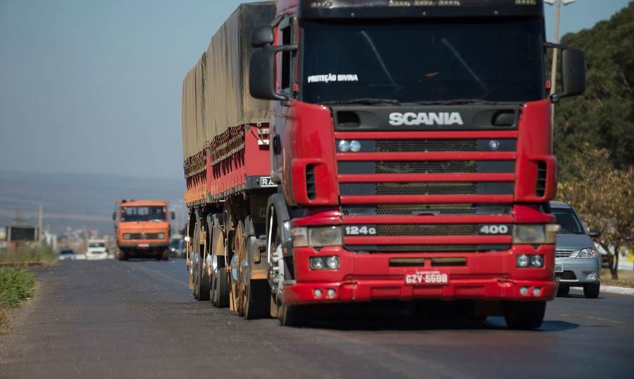 Motoristas de caminhões, ônibus e vans sem exame toxicológico pagarão multa