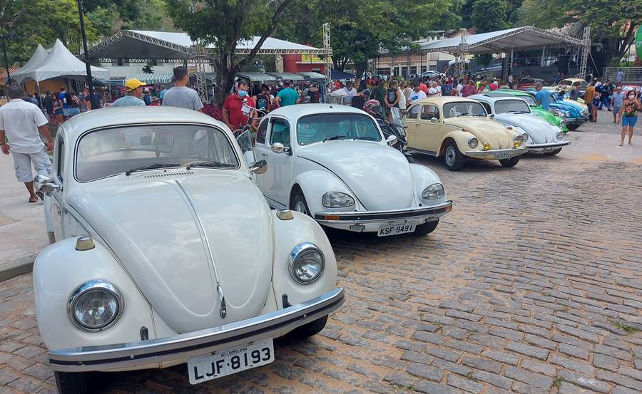 Encontro de fuscas e carros antigos reúne dezenas de veículos em Argirita