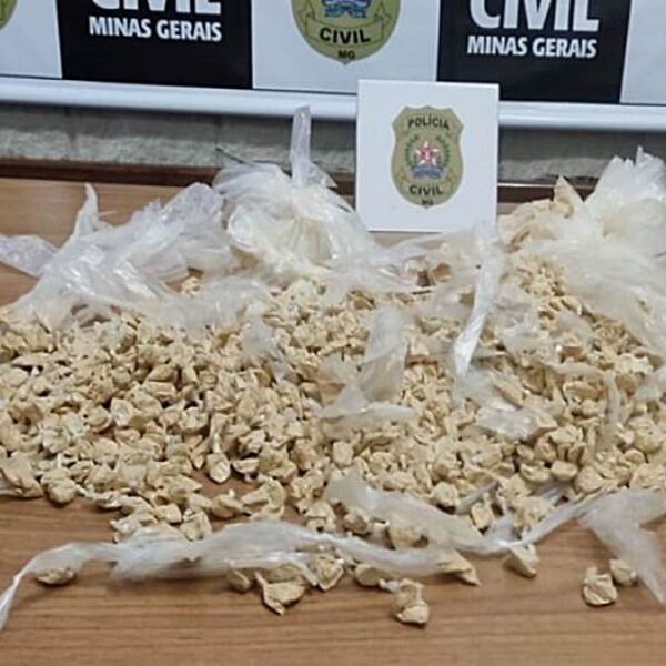 Polícia Civil prende casal e apreende mais de mil papelotes de cocaína em Muriaé