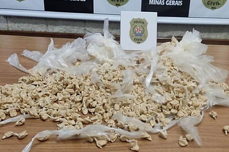Polícia Civil prende casal e apreende mais de mil papelotes de cocaína em Muriaé