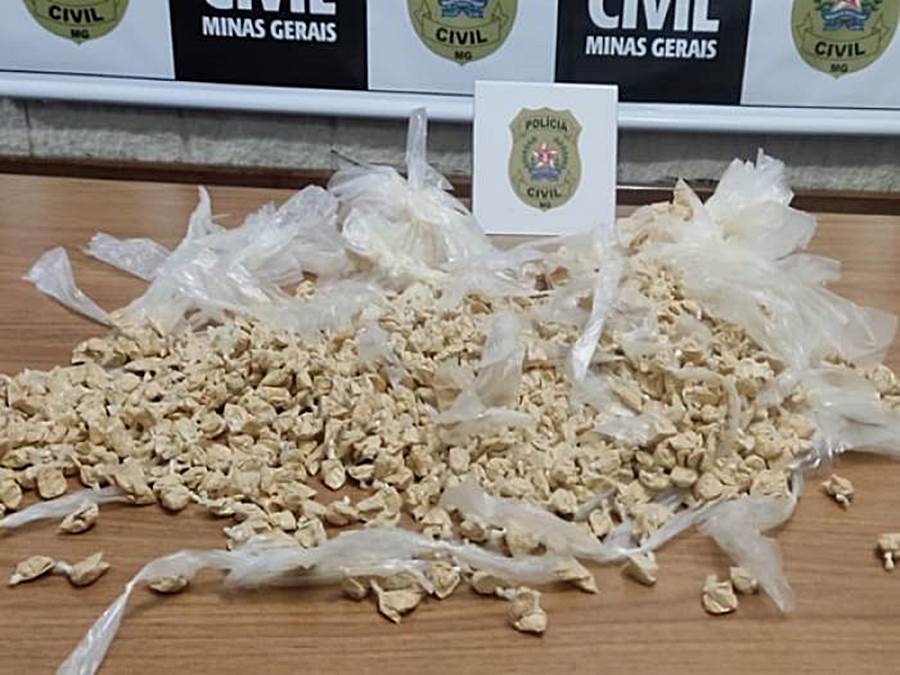 Polícia Civil prende casal e apreende mais de mil papelotes de cocaína em Muriaé