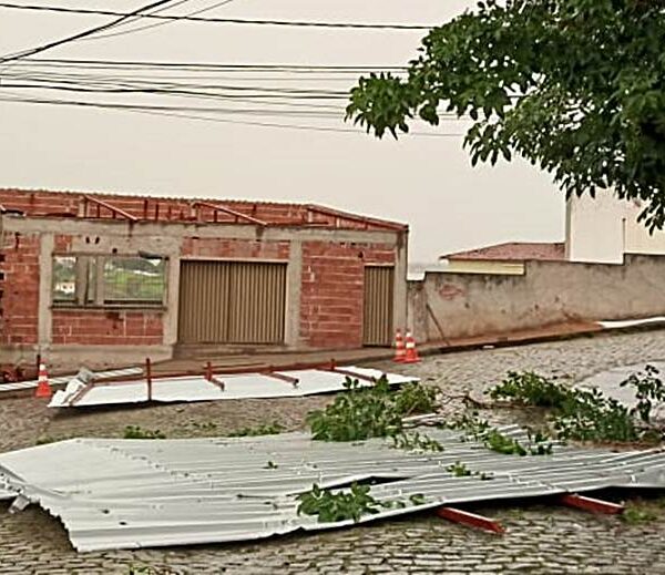 Chuva com vento forte arranca estrutura metálica na ‘Cohab Velha’ em Leopoldina