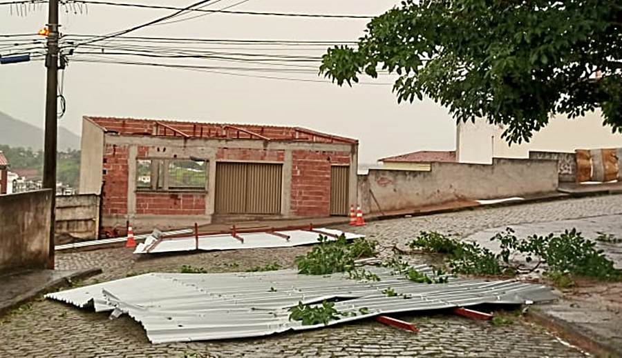 Chuva com vento forte arranca estrutura metálica na ‘Cohab Velha’ em Leopoldina