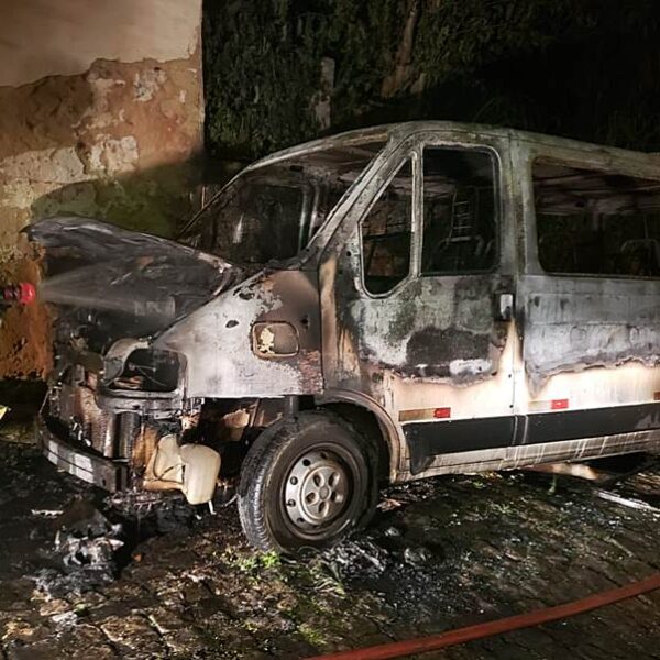 Campanha em Leopoldina ajuda proprietário que perdeu van em incêndio criminoso