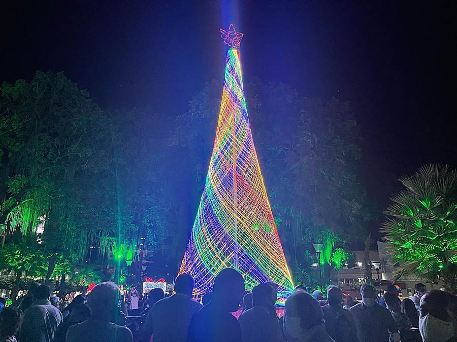 Leopoldina inaugura iluminação de Natal na Praça Félix Martins