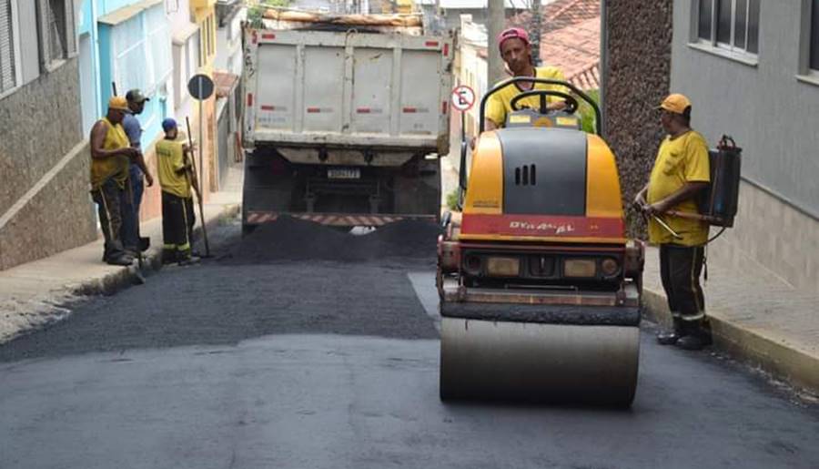 Prefeitura finaliza asfaltamento e reparos em trecho de rua no Pirineus