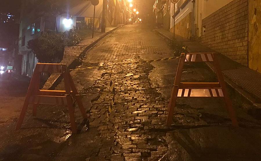 Após chuvas rede de esgoto estoura e interdita rua em Leopoldina