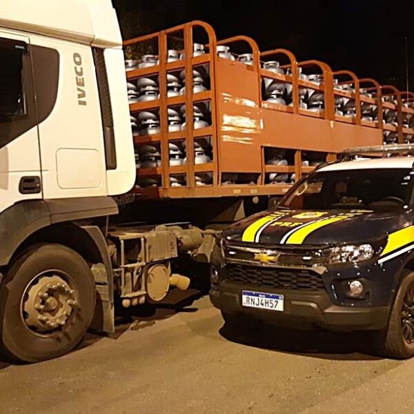 PRF apreende carga de gás com documentação fiscal falsa em Muriaé