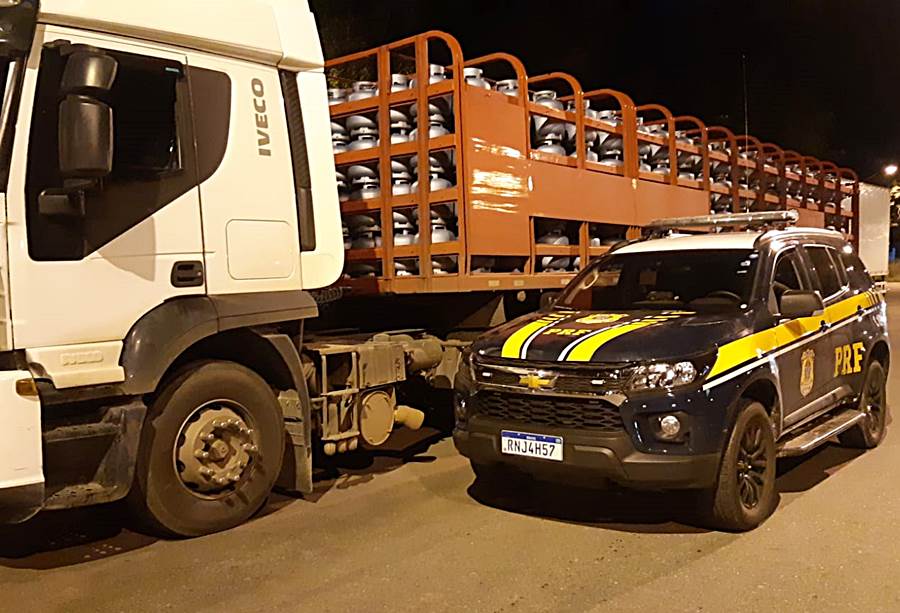 PRF apreende carga de gás com documentação fiscal falsa em Muriaé