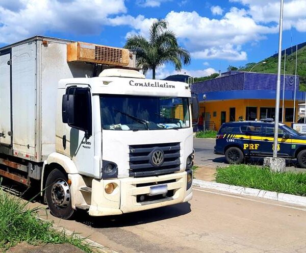 PRF de Leopoldina apreende 3 toneladas de creme de leite impróprios para consumo