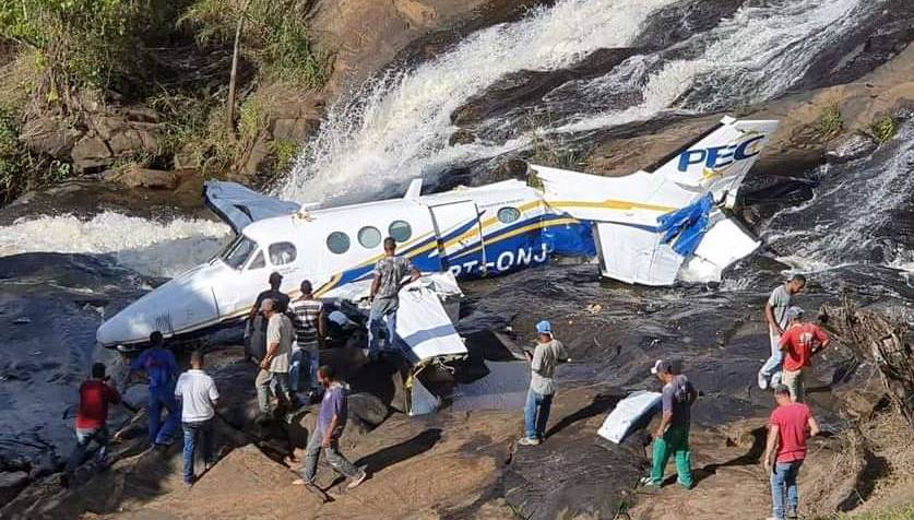 Avião com cantora Marília Mendonça cai em Caratinga