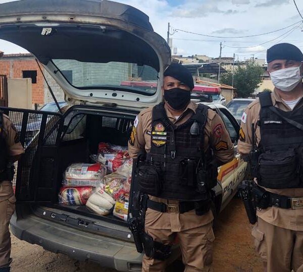 Policiais militares de Leopoldina distribuem cestas de alimentos em ação de Natal