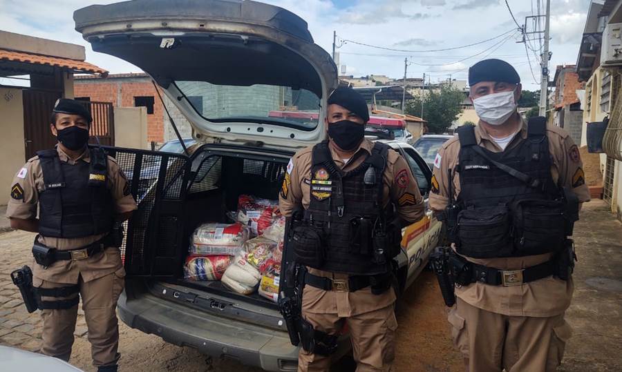 Policiais militares de Leopoldina distribuem cestas de alimentos em ação de Natal
