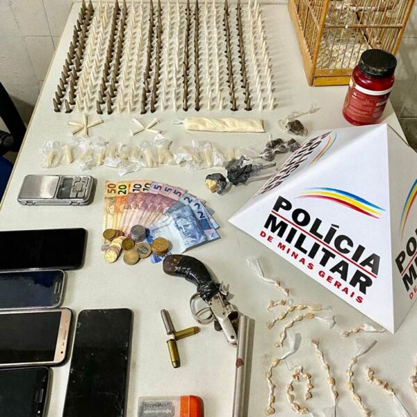 Operação da PM de Leopoldina prende 2 e apreende mais de 380 pinos de cocaína