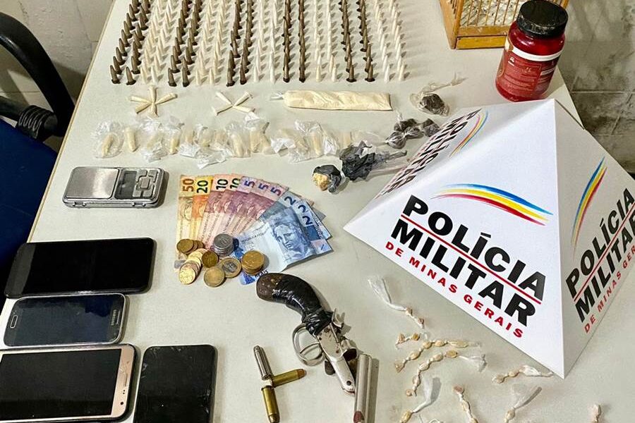 Operação da PM de Leopoldina prende 2 e apreende mais de 380 pinos de cocaína