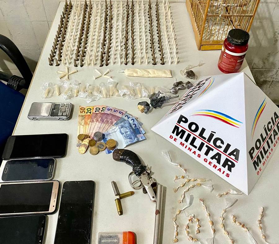 Operação da PM de Leopoldina prende 2 e apreende mais de 380 pinos de cocaína