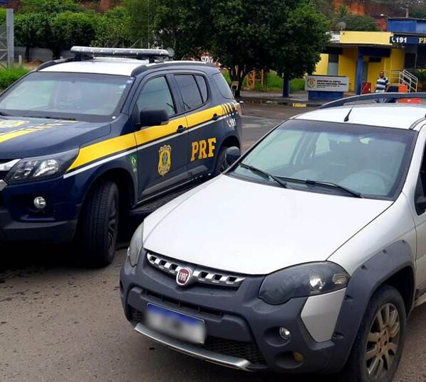 Fiscalização da PRF em Muriaé recupera carro furtado em Contagem