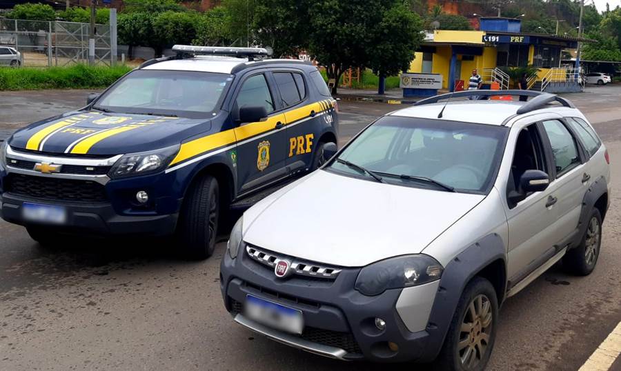 Fiscalização da PRF em Muriaé recupera carro furtado em Contagem