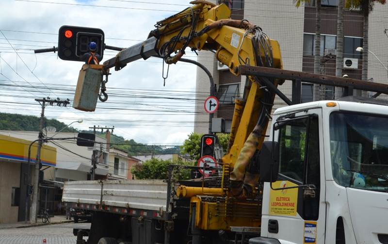 Centro de Leopoldina recebe operação tapa-buracos e manutenção de semáforos