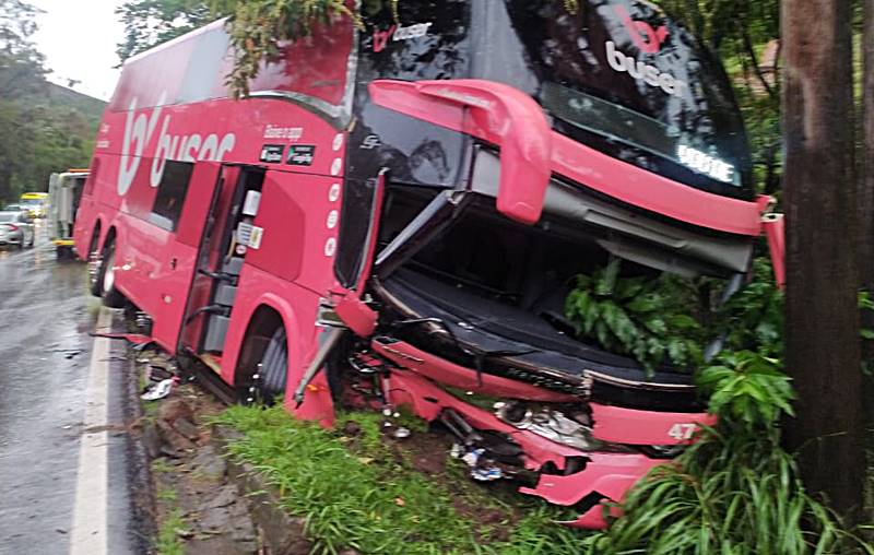 Colisão entre carro e ônibus deixa cinco mortos em Ewbank da Câmara