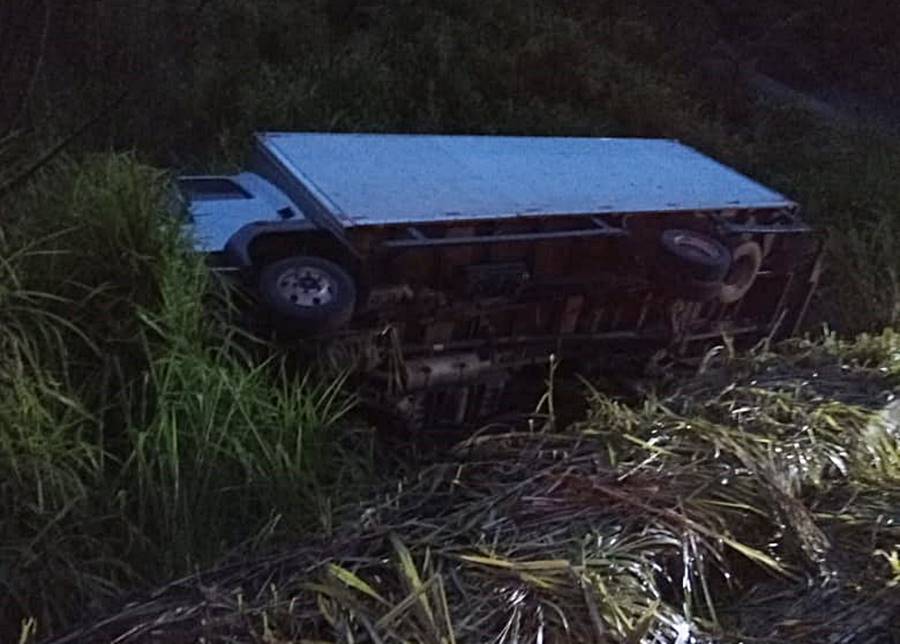 Caminhão tomba na BR-116 em Além Paraíba e motorista sai ileso