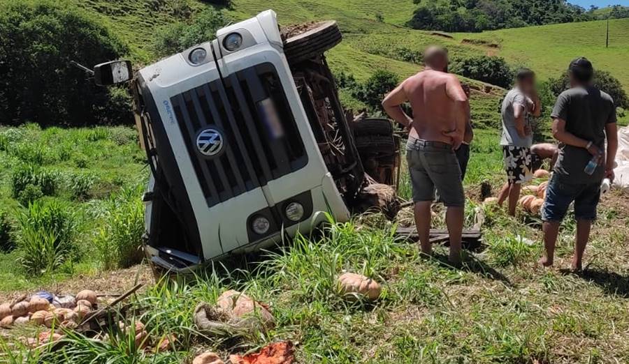 Motorista sai ileso de acidente que deixou cabine de caminhão destruída próximo a Leopoldina