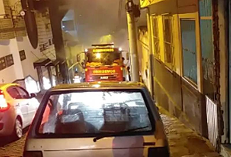 Casa abandonada pega fogo no Pirineus e mobiliza Bombeiros em Leopoldina