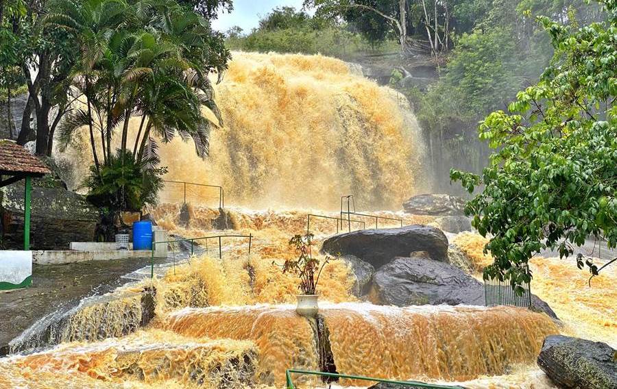 Volume de água em cachoeira de Recreio impressiona internautas
