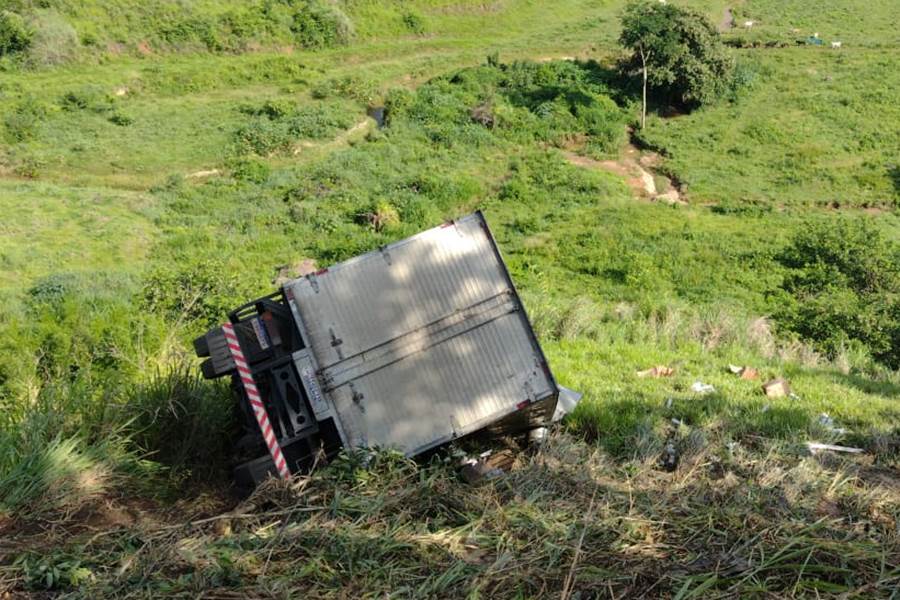 Caminhão carregado com barris de chopp tomba na Serra de Argirita