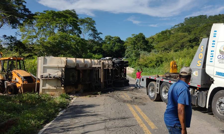 Carreta tomba e deixa trânsito lento na Serra de Argirita