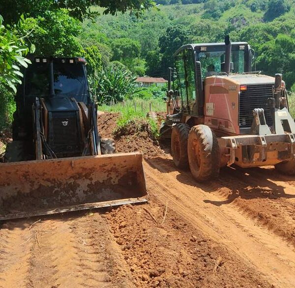 Prefeitura de Leopoldina realiza reparo emergencial na estrada de Providência