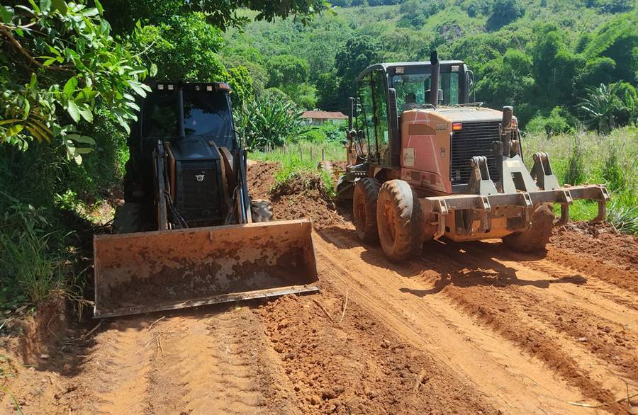 Prefeitura de Leopoldina realiza reparo emergencial na estrada de Providência