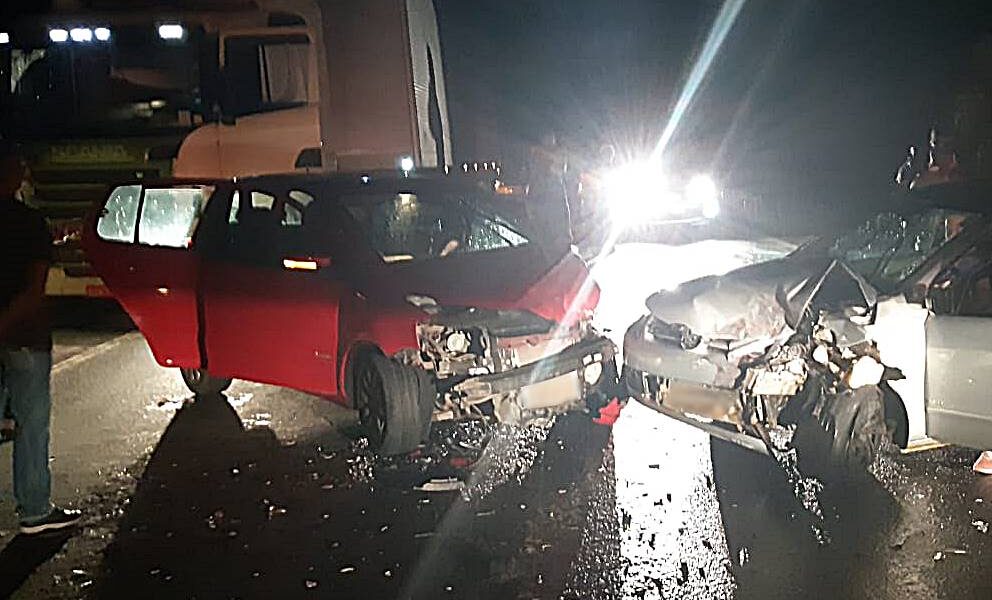 Colisão frontal entre carros deixa uma pessoa morta na BR-116 em Leopoldina