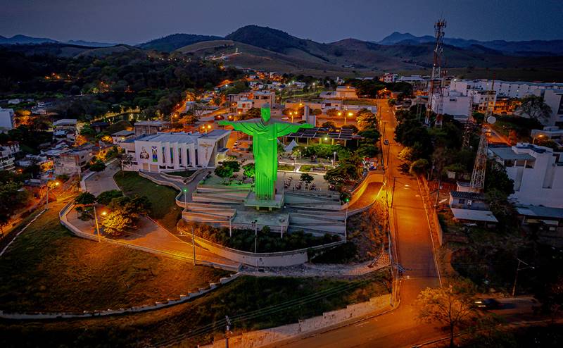 Com o Cristo iluminado de verde, Sicredi comemora 1 ano em Muriaé
