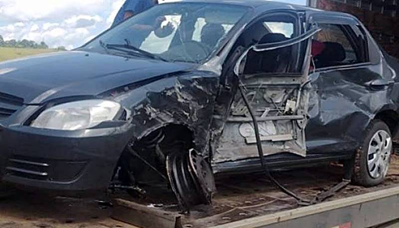 Eixo de carreta se solta e atinge veículo na BR-116 em Muriaé