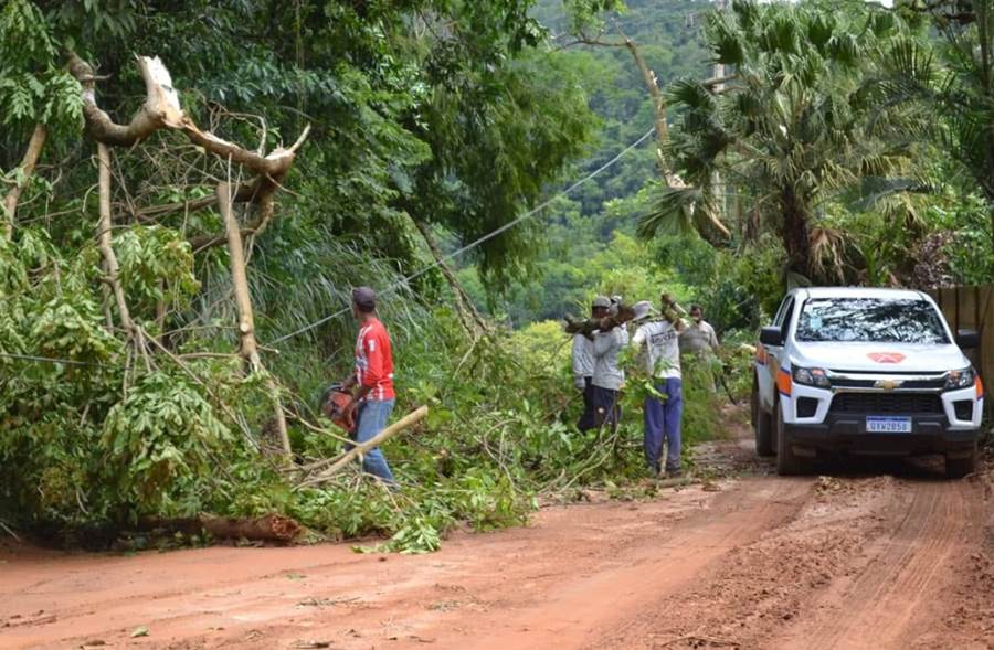 Força-tarefa realiza limpeza e monitora áreas após temporal em Leopoldina