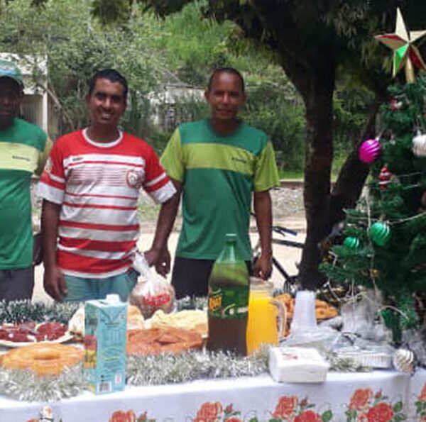 Moradores em Ribeiro Junqueira agradecem garis com café da manhã especial em comemoração ao Natal