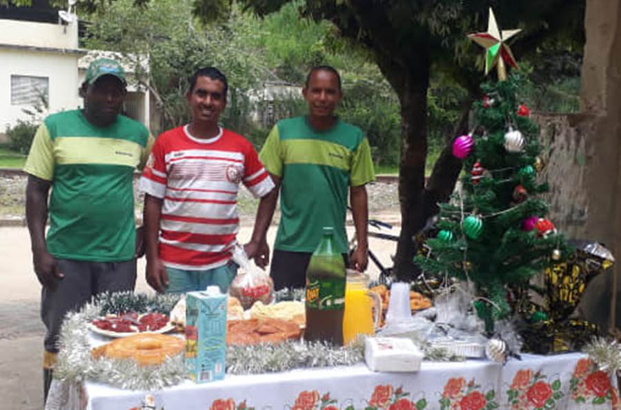Moradores em Ribeiro Junqueira agradecem garis com café da manhã especial em comemoração ao Natal