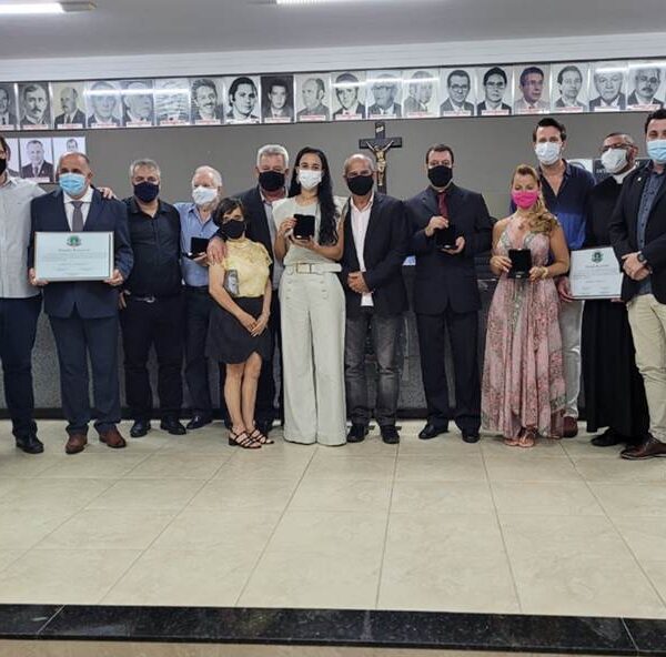 Títulos de Cidadão Honorário e Medalhas do Mérito Leopoldinense são entregues pela Câmara