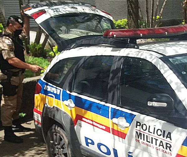 Homem com tornozeleira eletrônica é preso pela PM após furtar comércio no Centro de Leopoldina