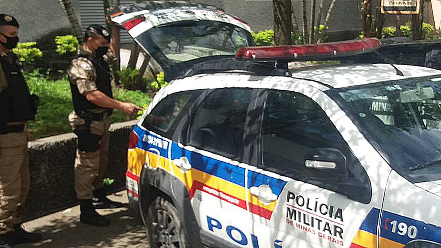 Homem com tornozeleira eletrônica é preso pela PM após furtar comércio no Centro de Leopoldina