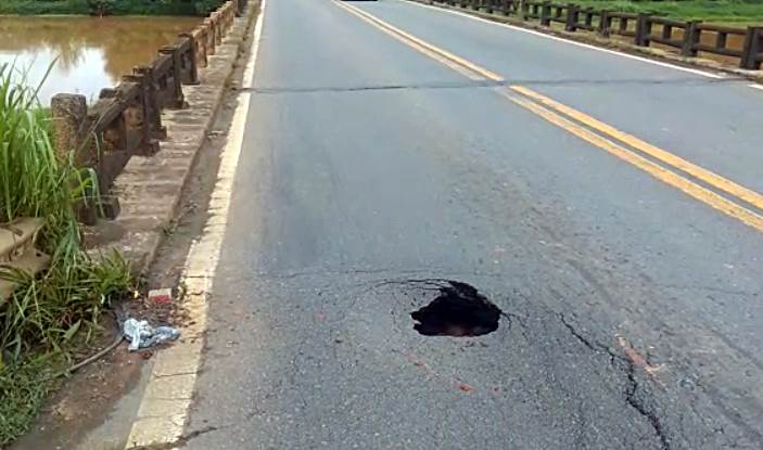 Cratera surge em ponte próximo a Laranjal e preocupa motoristas na BR-116