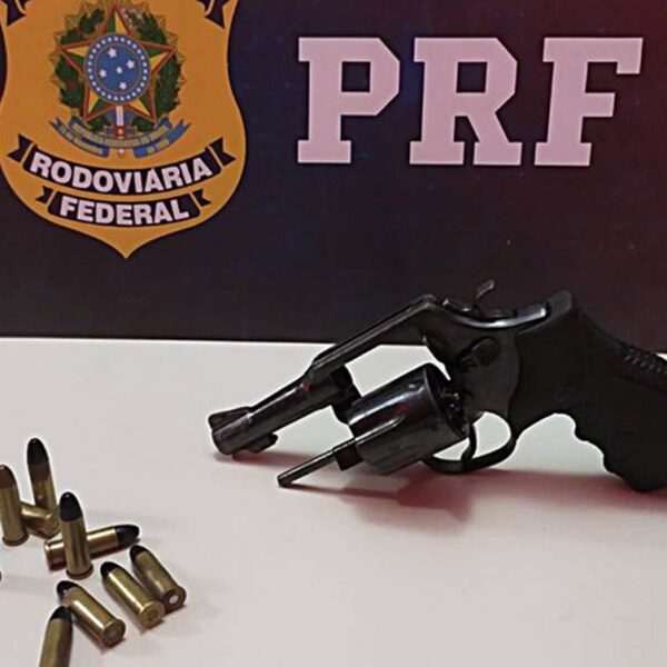 PRF apreende arma de fogo, munições e droga durante fiscalização na BR-116