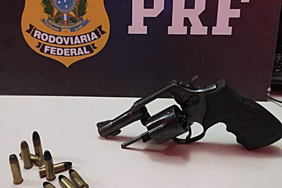 PRF apreende arma de fogo, munições e droga durante fiscalização na BR-116