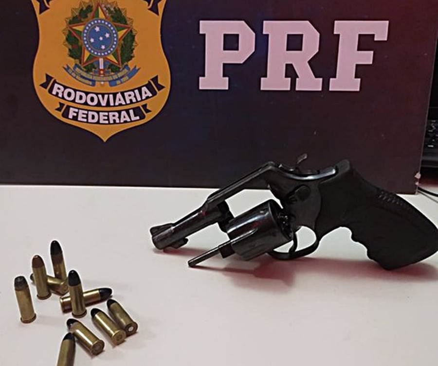 PRF apreende arma de fogo, munições e droga durante fiscalização na BR-116