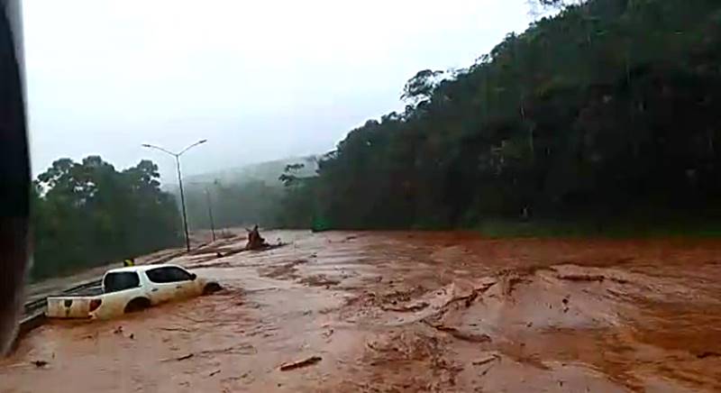 BR-040 é totalmente interditada após transbordamento de dique de barragem