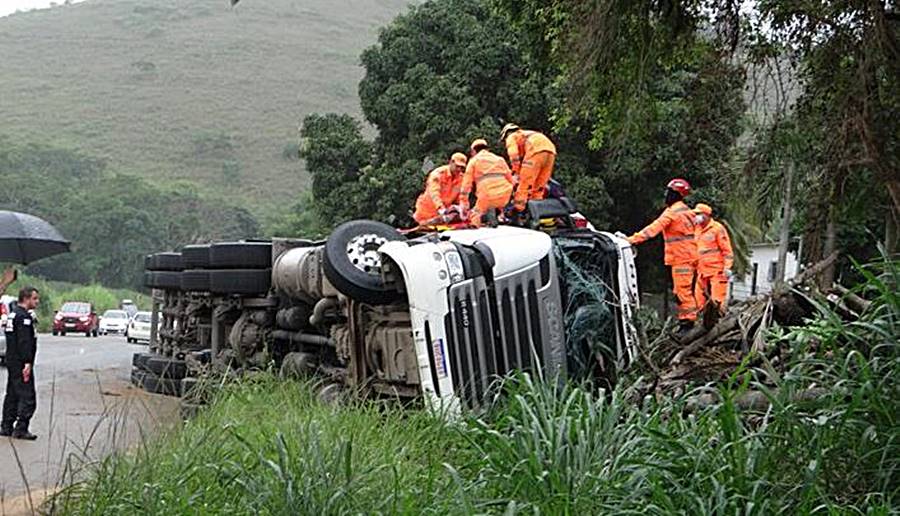Motorista fica gravemente ferido em tombamento de carreta na BR-116 em Muriaé