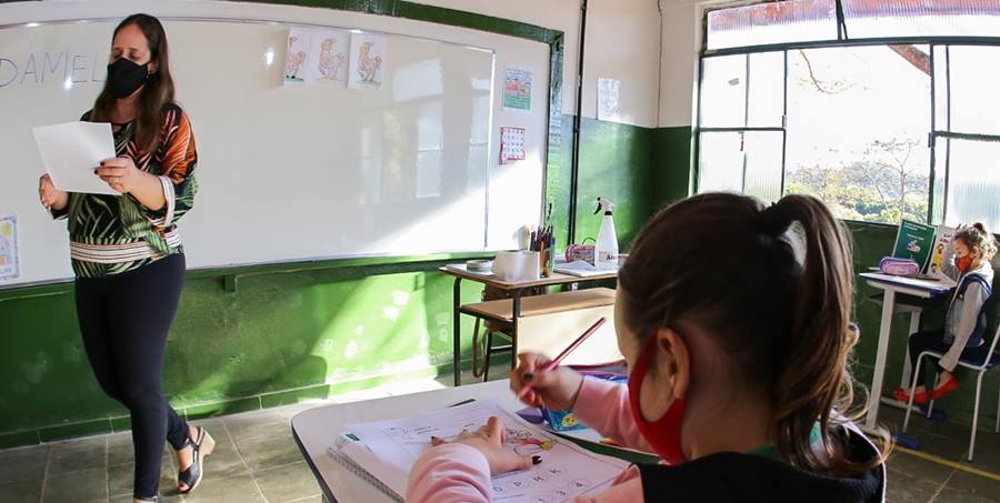 Rede estadual de ensino contará com psicólogos e assistentes sociais para atuarem junto às escolas
