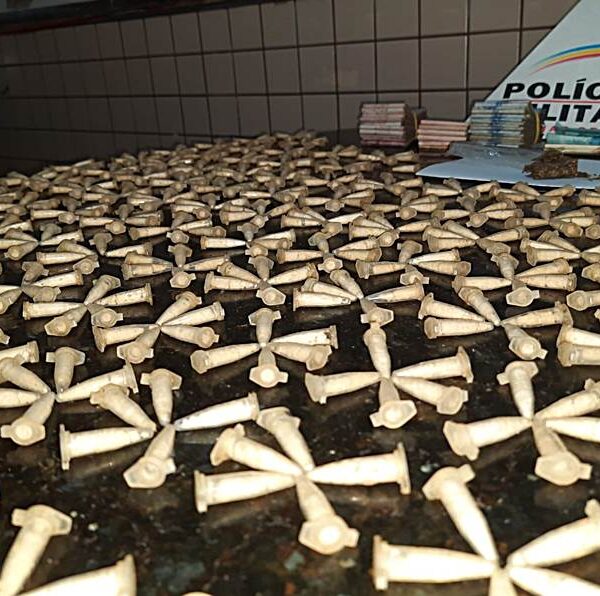 PM de Leopoldina apreende mais de 1.300 pinos de cocaína no Bela Vista